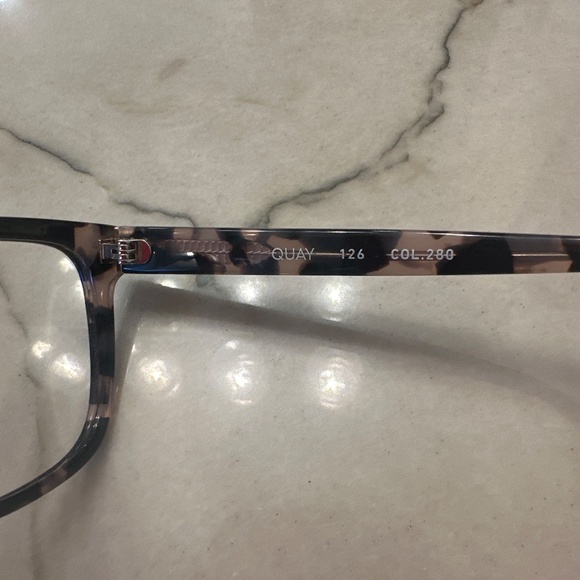 Quay Milky Tortoise Clear Lens Glasses - Picture 5 of 8